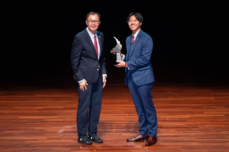 Dr Chua Tze Hean receiving the Nanyang Award for Humanitarian Work from the NTU President